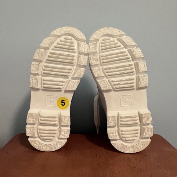 Dr. Martens Women’s COMBS WOMEN'S POLY CASUAL WHITE BOOTS Size 36-US 5L - Picture 4 of 5